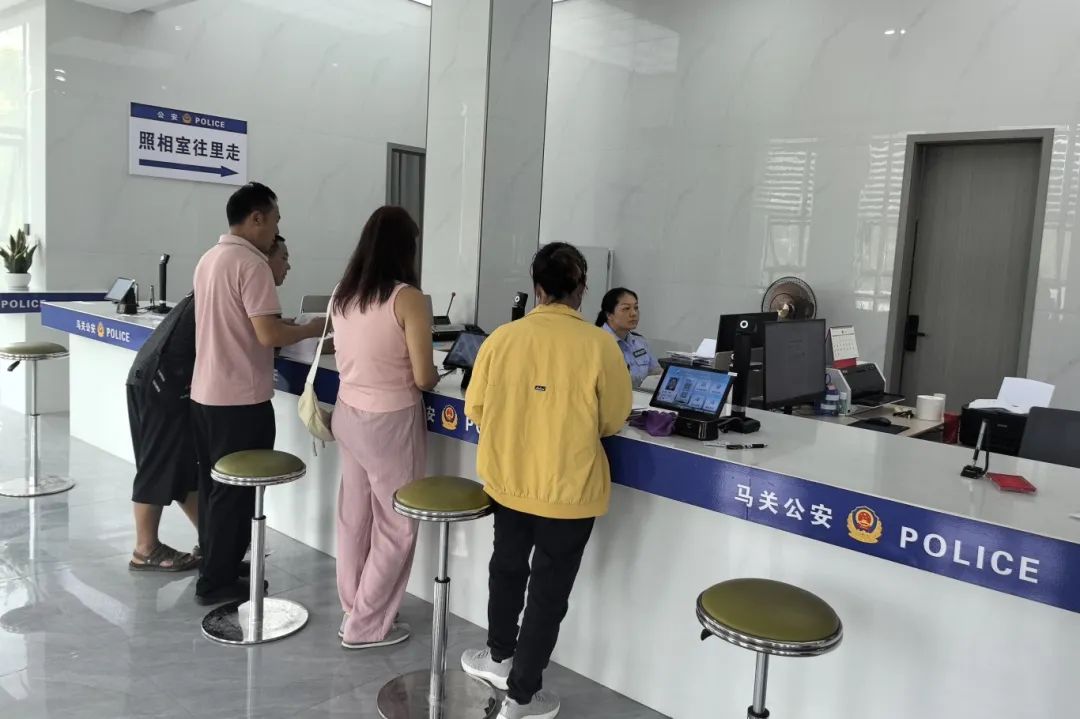 马白派出所户籍窗口前移开启公安服务新篇章 (1).jpg