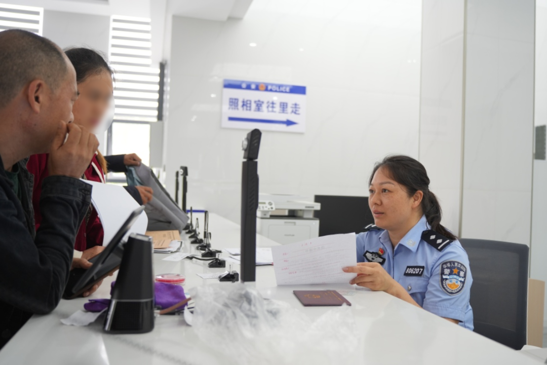 马白派出所户籍窗口前移开启公安服务新篇章 (3).JPG