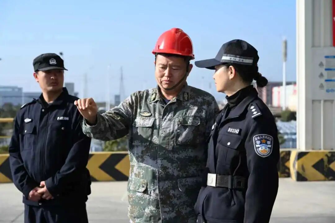 砚山县公安局产业园区派出所对辖区内铝业企业进行日常走访(拍摄者:砚山县公安局政工室民警 张明远).jpg