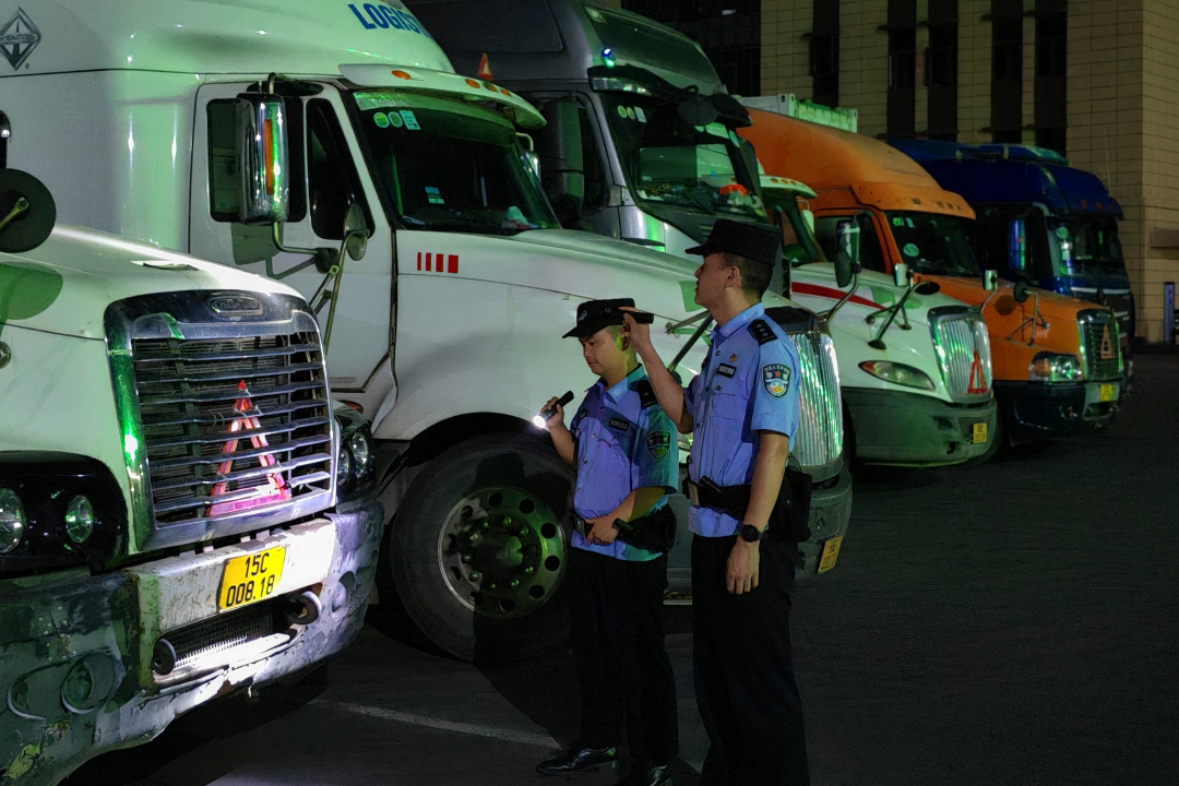 麻栗坡县公安局船头派出所民警检查入境冷链车辆(拍摄者:麻栗坡县公安局船头派出所辅警 王韬).jpg