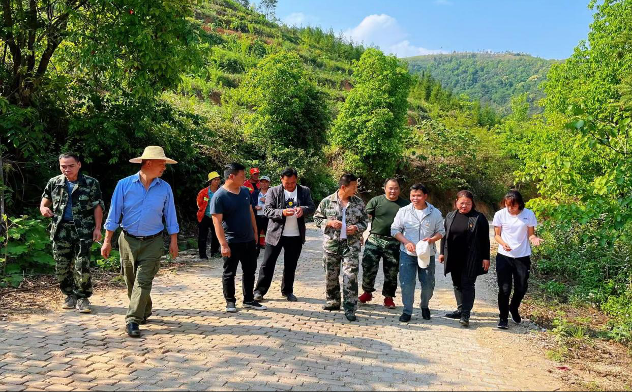 近日,文山壮族苗族自治州丘北县官寨乡革勒,秧革,飞土村驻村工作队在